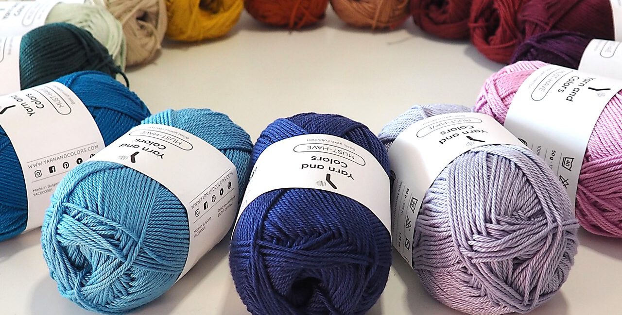 Nieuwe kleuren van yarn & colors musthave in een cirkel