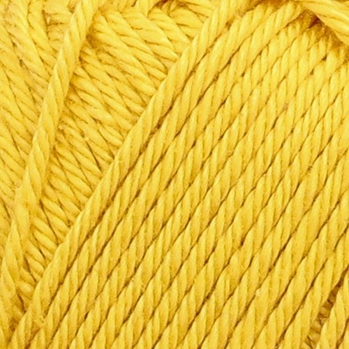 Close-up van Yarn & Colors musthave katoengaren, nummer 128 in de kleur Brass