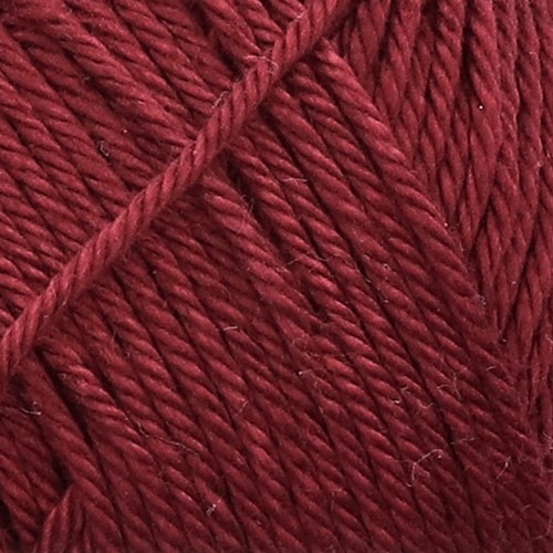 Close-up van 100% gemerceriseerd katoengaren van het merk Yarn & Colors in de kleur Bordeaux, 132.