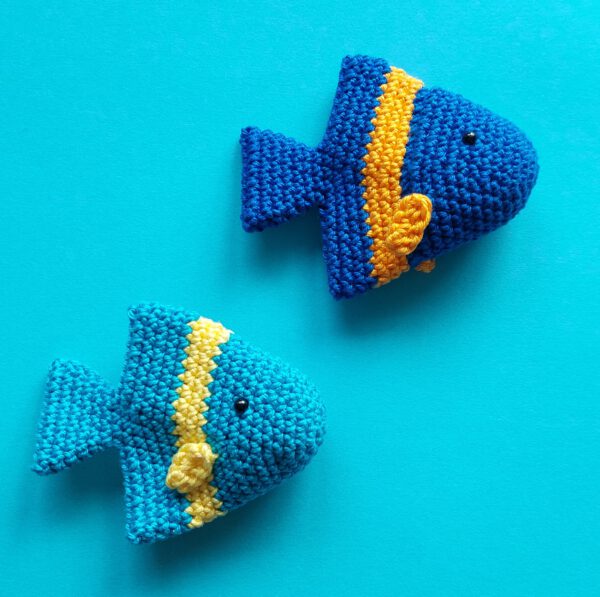 Guppy, klein haakpatroon van een blauw visje. Door Vaemkes ontworpen.