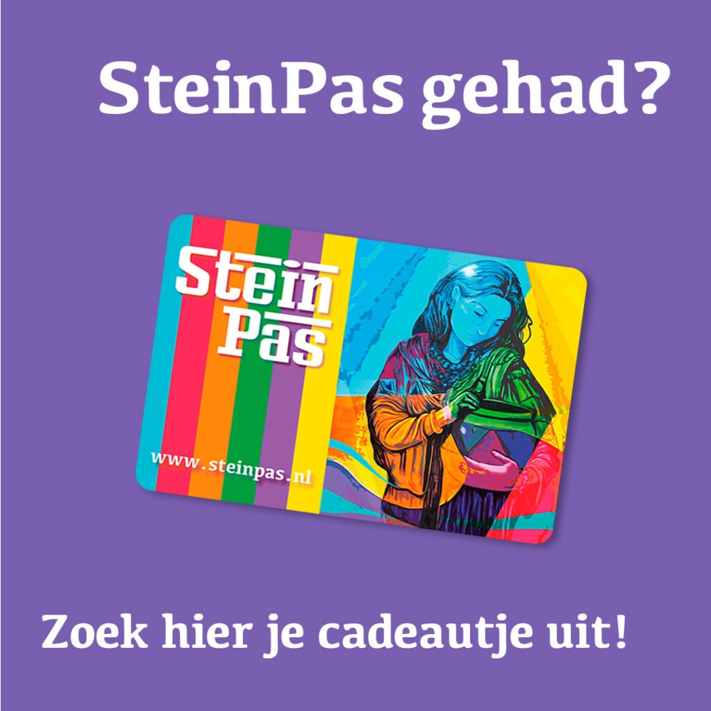 Tekst: SteinPas gehad? Zoek hier je cadeautje uit.
Afbeelding met een paarse achtergrond en in het midden van de afbeelding is de Steinpas cadeaukaart afgebeeld met een kleurrijke afbeelding van een vrouw die een grote keramieke pot vasthoudt.