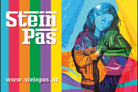 Afbeelding van de Steinpas. Een kleurrijke regenboog links op de kaart afgebeeld. Rechts een vrouw met een keramieke pot als eerbetoon aan de geschiedenis van de gemeente Stein.