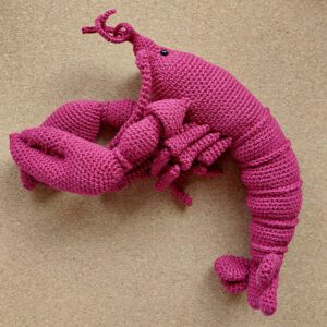 Gehaakte realistische rode kreeft op een kurk achtergrond