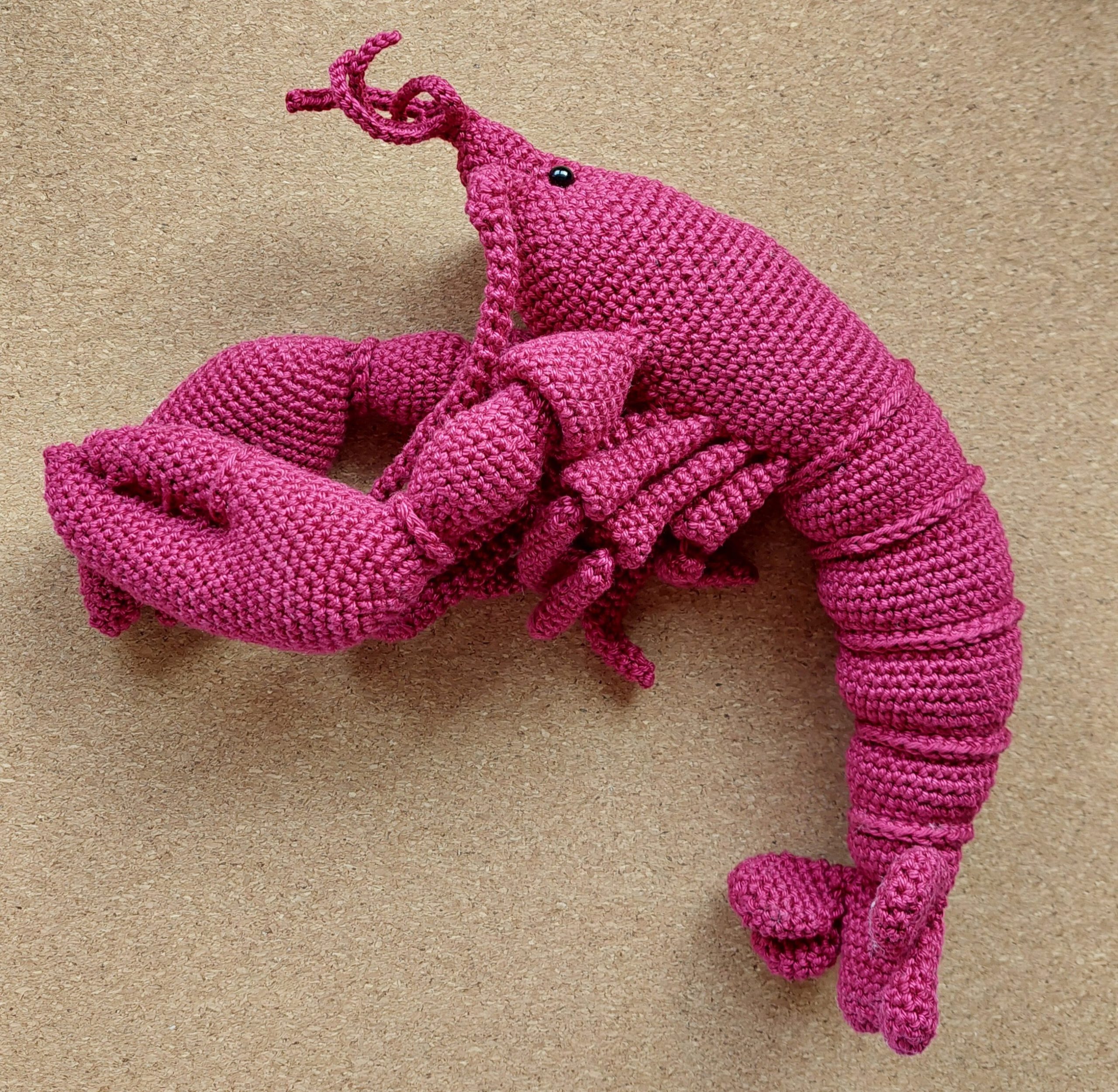 Gehaakte realistische rode kreeft op een kurk achtergrond